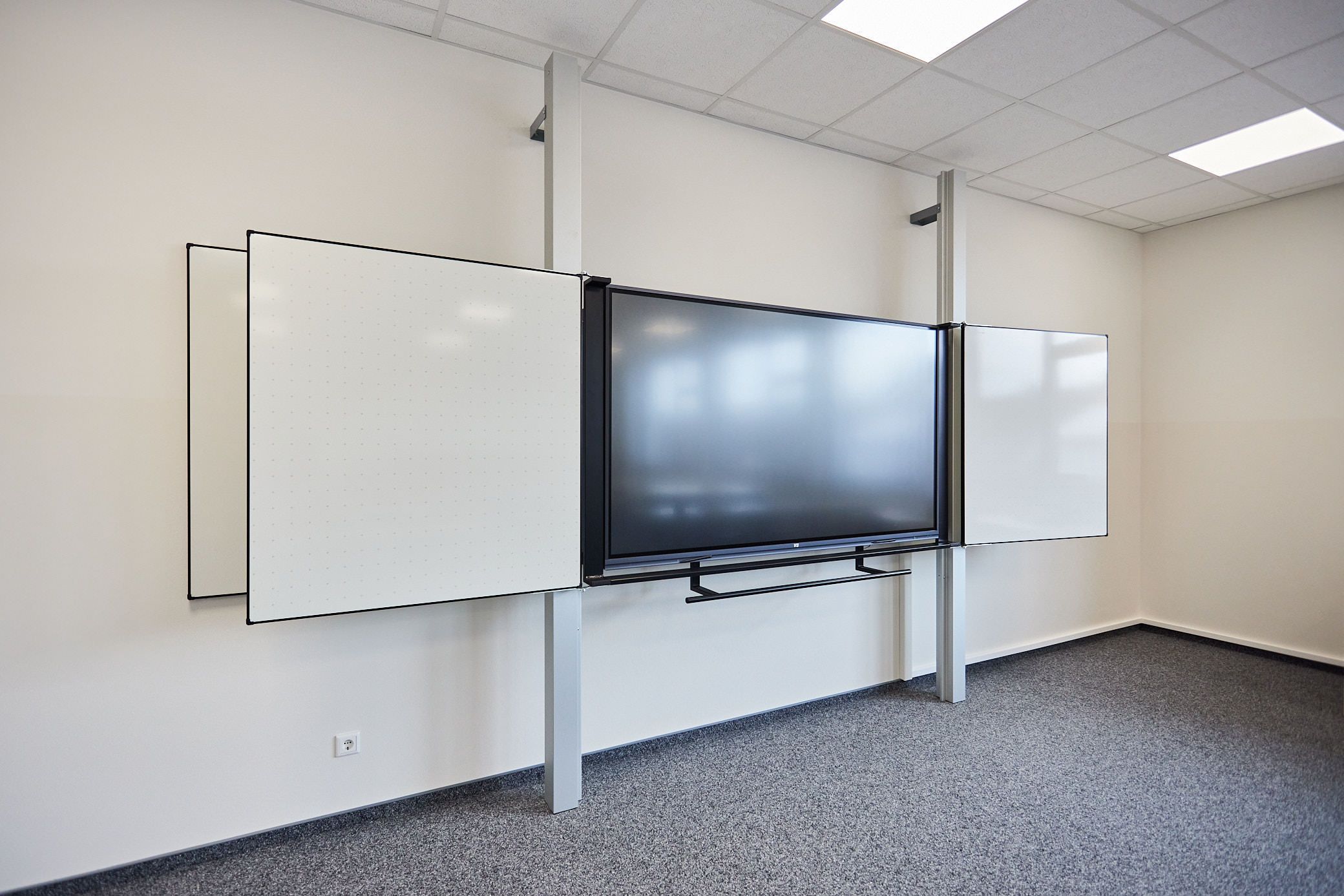 Klassenraum in der AHF-Grundschule Detmold. Digitale Tafel. Ein Projekt von EPU Architekten in Detmold.