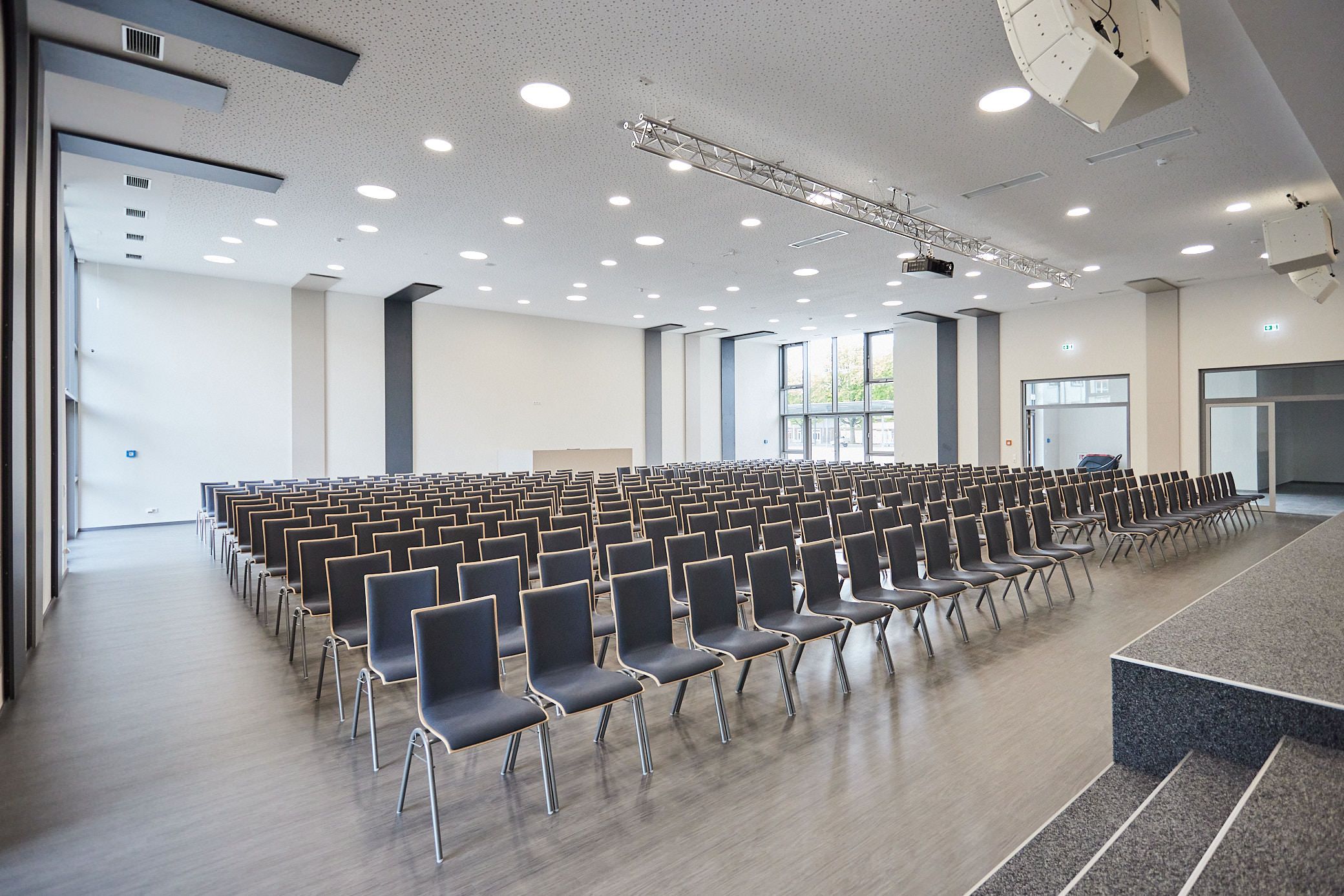 Sitzplätze im Forum der August-Hermann-Francke-Grundschule Detmold.  Ein Projekt von EPU ARCHITEKTEN.