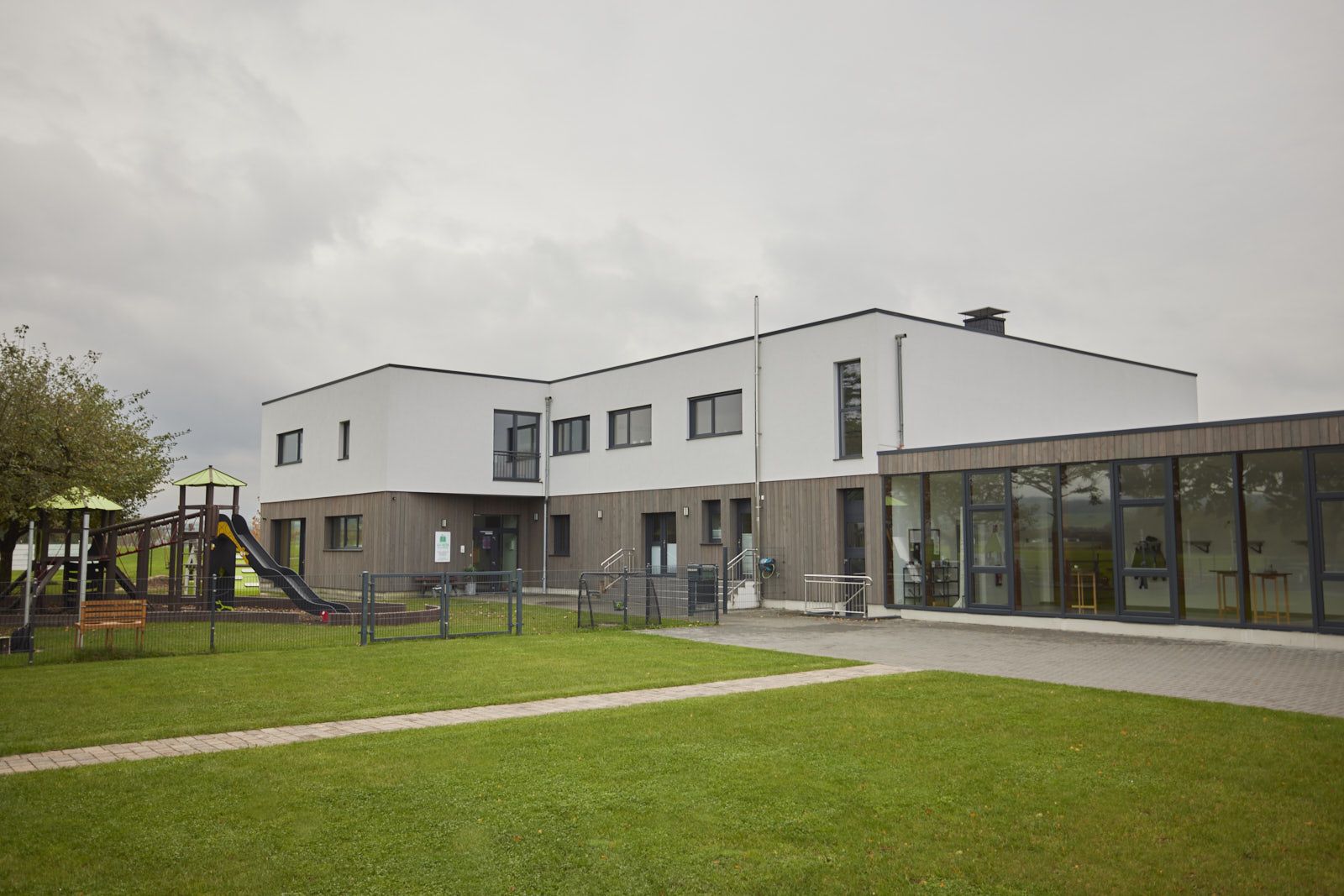 AHF Kindertagesstätte in Bad Lippspringe. Gebäude der KiTa mit Holz- und Putz-Fassade. EPU Architekten