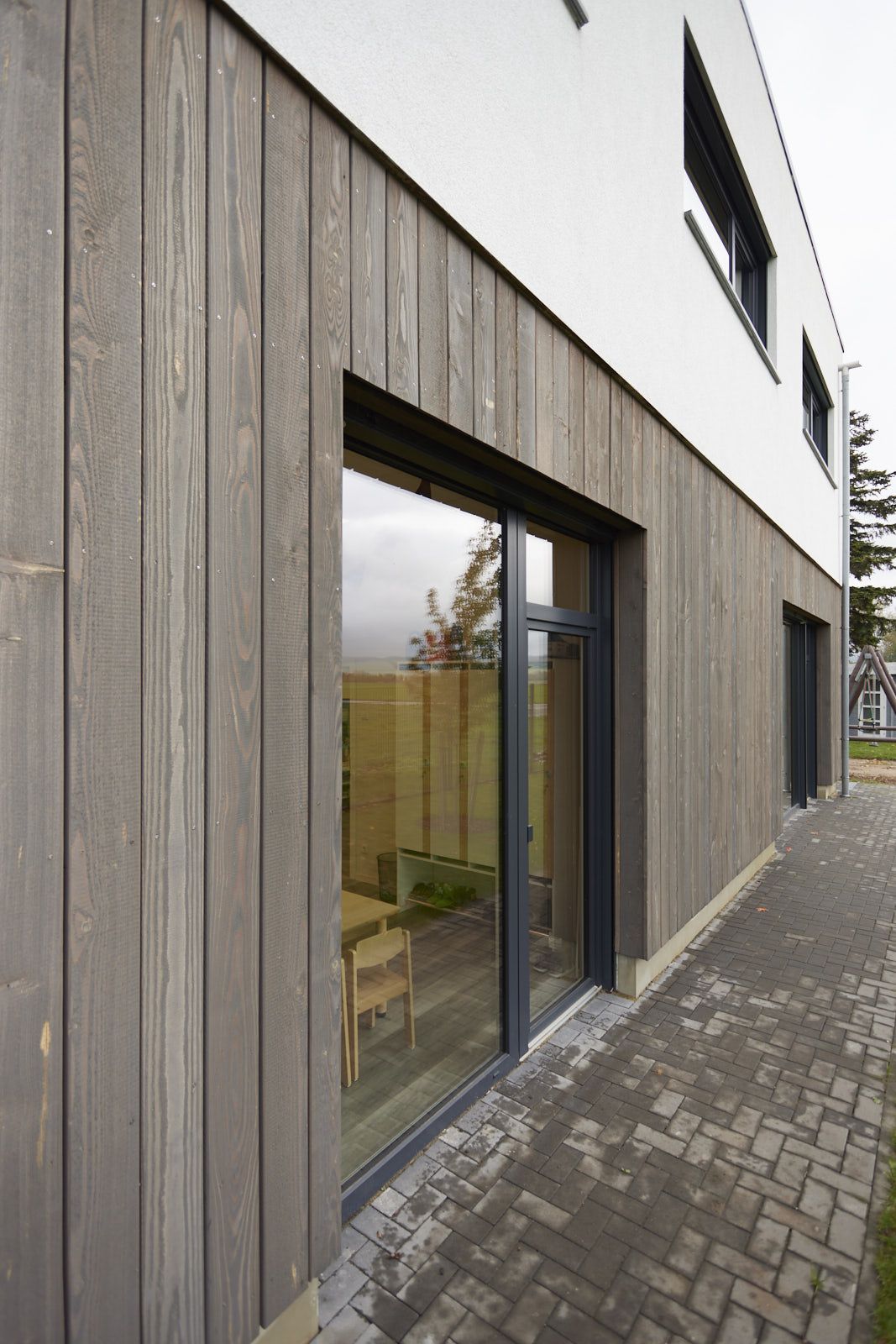 AHF Kindertagesstätte in Bad Lippspringe. Gebäude der KiTa mit Holz- und Putz-Fassade. Detailaufnahme. EPU Architekten