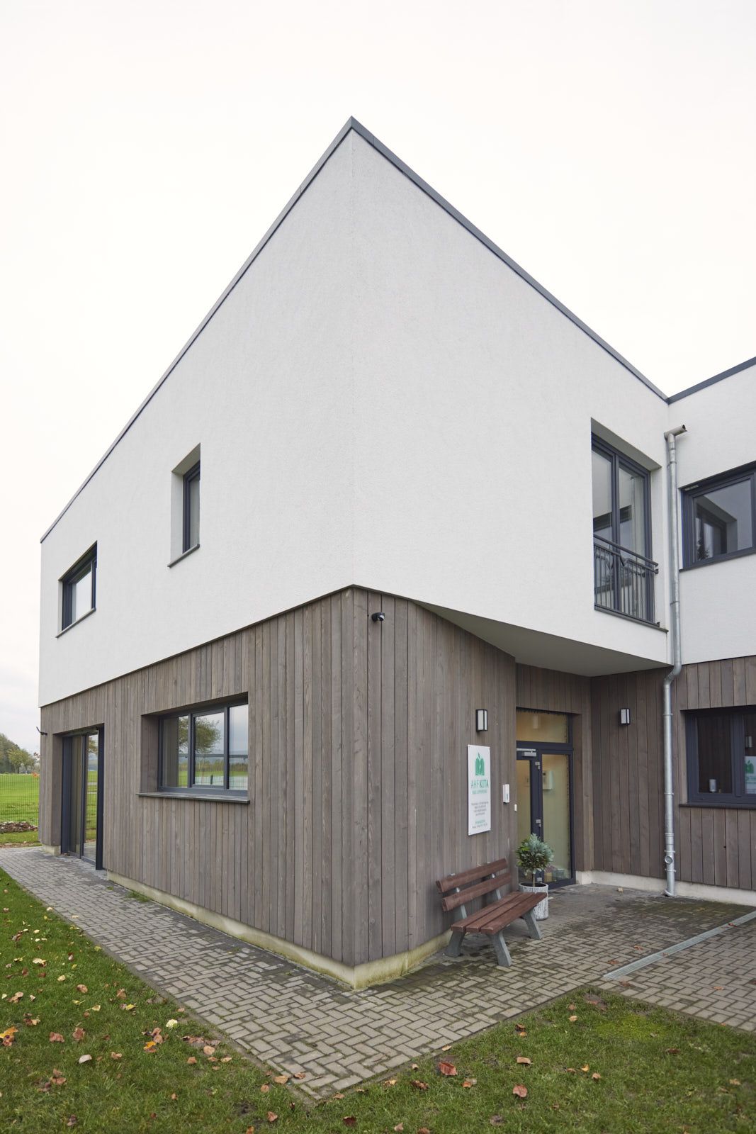AHF Kindertagesstätte in Bad Lippspringe. Gebäude der KiTa mit Holz- und Putz-Fassade. Eingangsbereich. EPU Architekten
