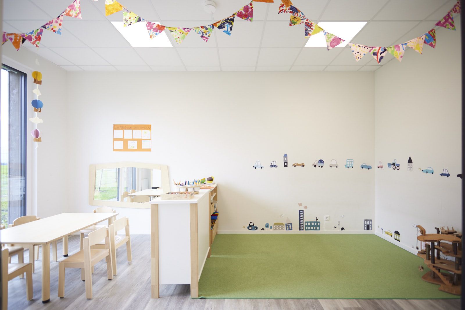 AHF Kindertagesstätte in Bad Lippspringe. Kreativraum, Bastelraum mit grünem Teppich. EPU Architekten